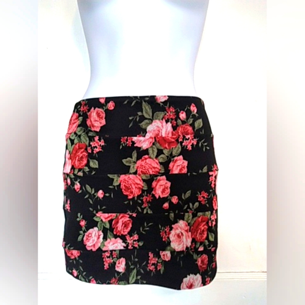 Ladies black mini skirt 🔥🎉